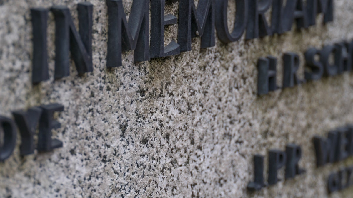 Headstone with in memoriam written on it
